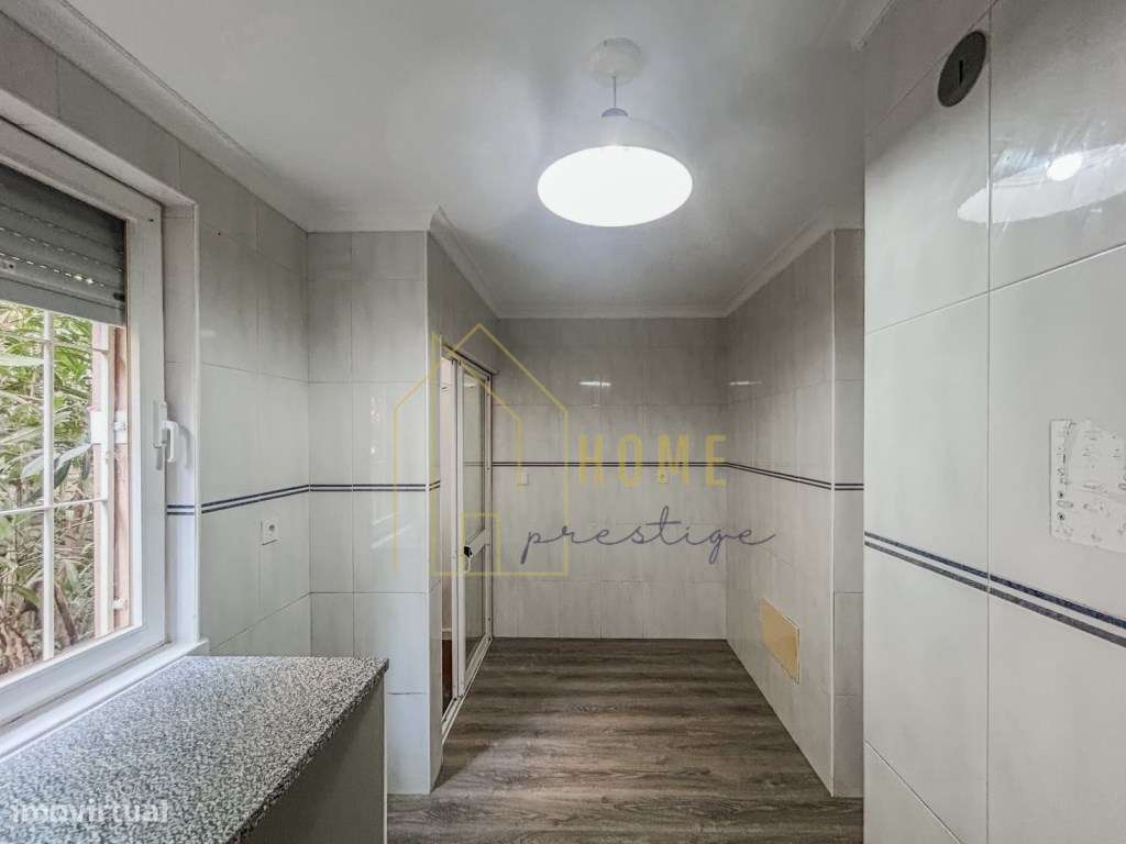 Fantástico Apartamento T2 Remodelado no Monte da Caparica-11