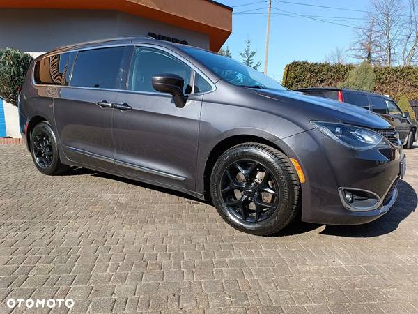 Chrysler Pacifica - 2