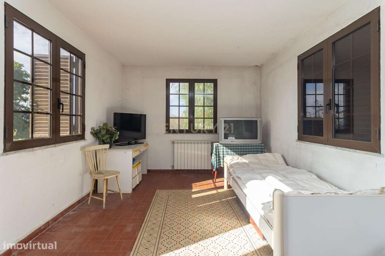 Moradia com construções de apoio, piscina e localização priviligiada-27