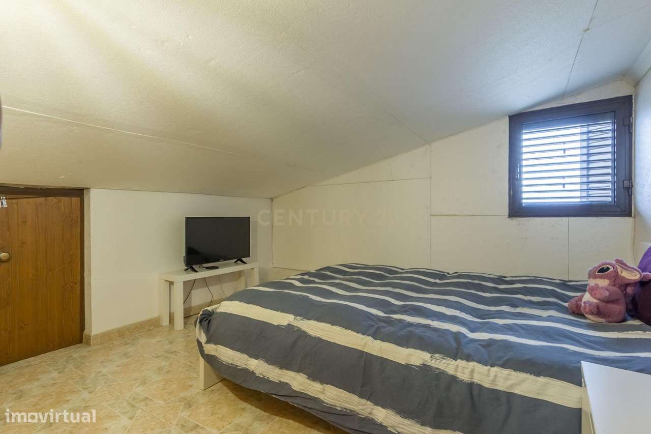 Moradia isolada  de gaveto com  5 assoalhadas num lote de 426 m2 na Qu-28