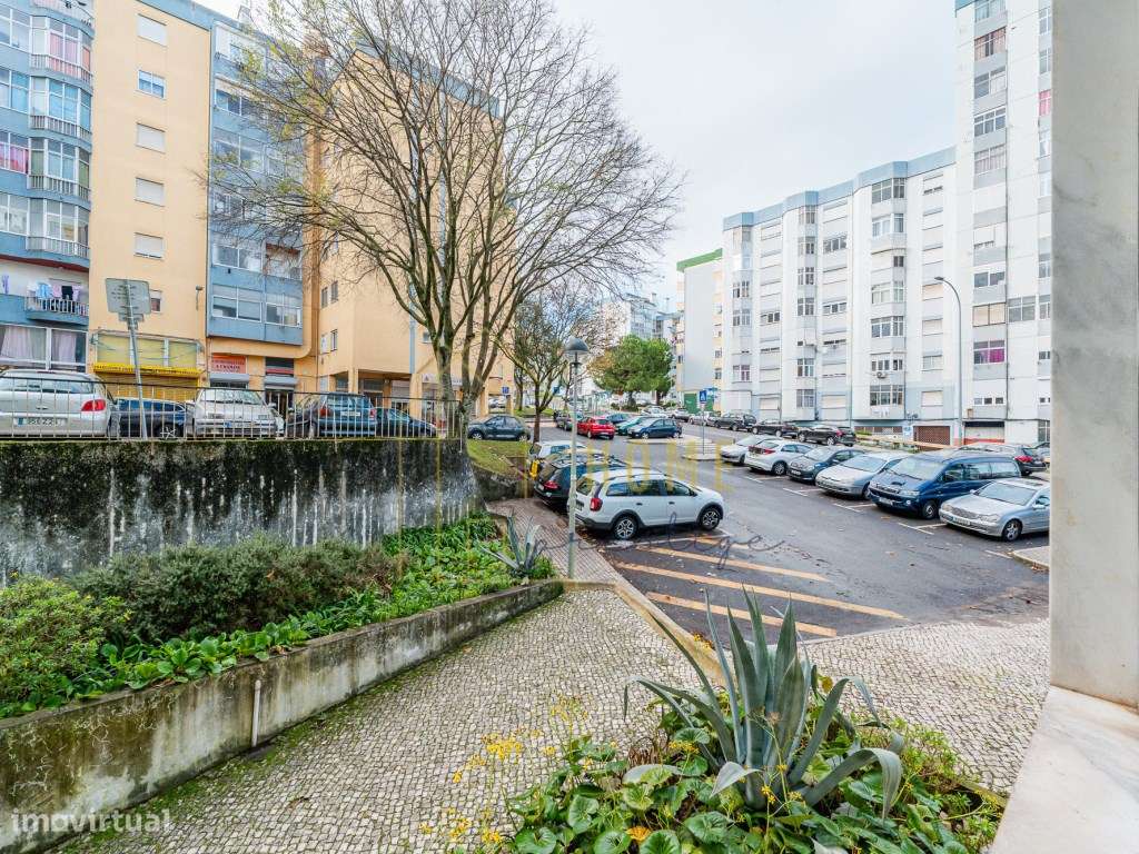 T3 convertido em T4 com Elevador | Junto ao Metro da Reboleira-22