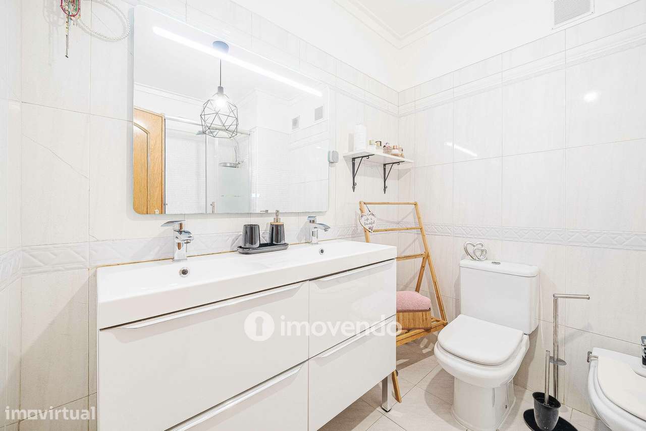 Apartamento T3, com estacionamento e arrecadação, na Ramada-26