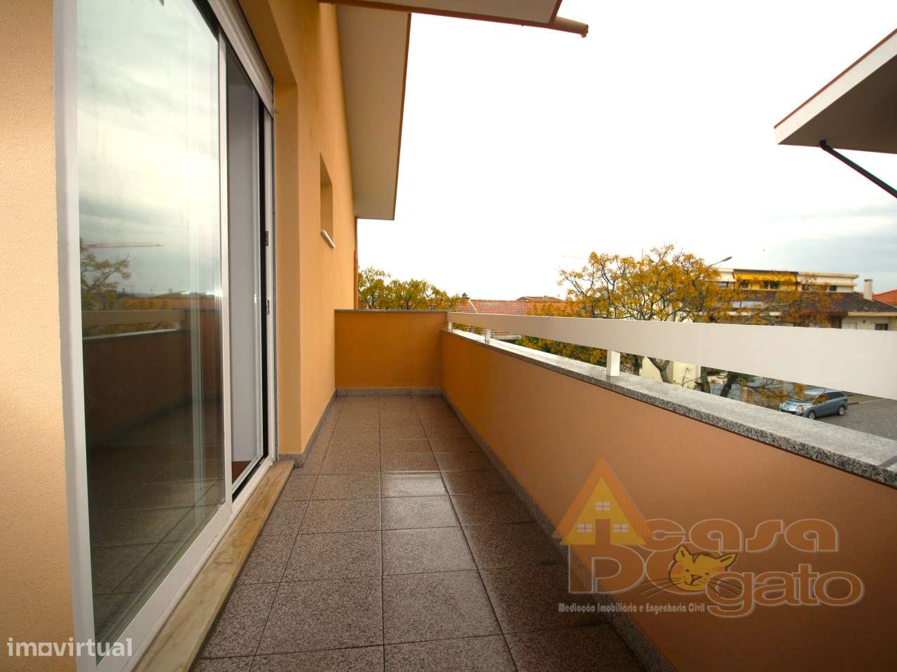 Apartamento Remodelado com boas varandas-7