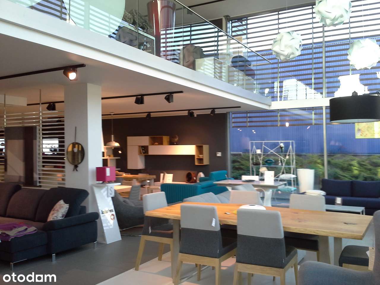 Salon ekspozycyjny w Sopocie obok salonu Porsche - Pełny obrazek: 5/5