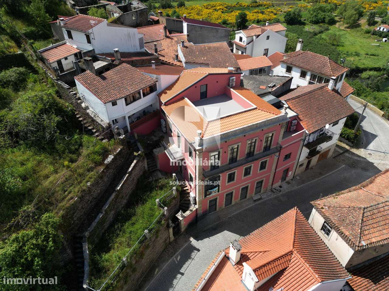 Prédio restaurado 6 T0 e 2 T2 - Grande imagem: 2/39