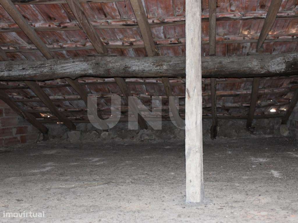 Moradia com Logradouro para Remodelar-20