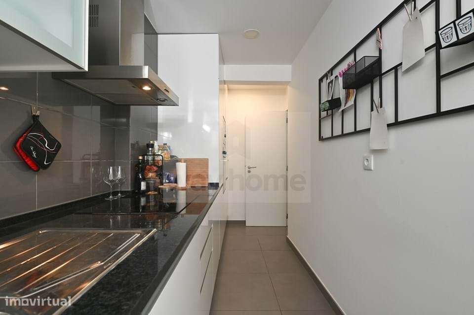 Apartamento T1 | Remodelado | Mobilado | Varanda e terraço | Campo Már-8