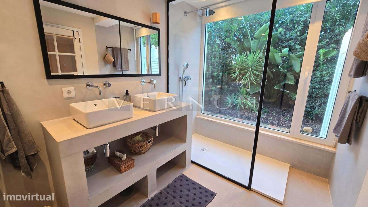 Algarve, Caramujeira,  para venda moradia V3 espaçosa renovada com vis-32
