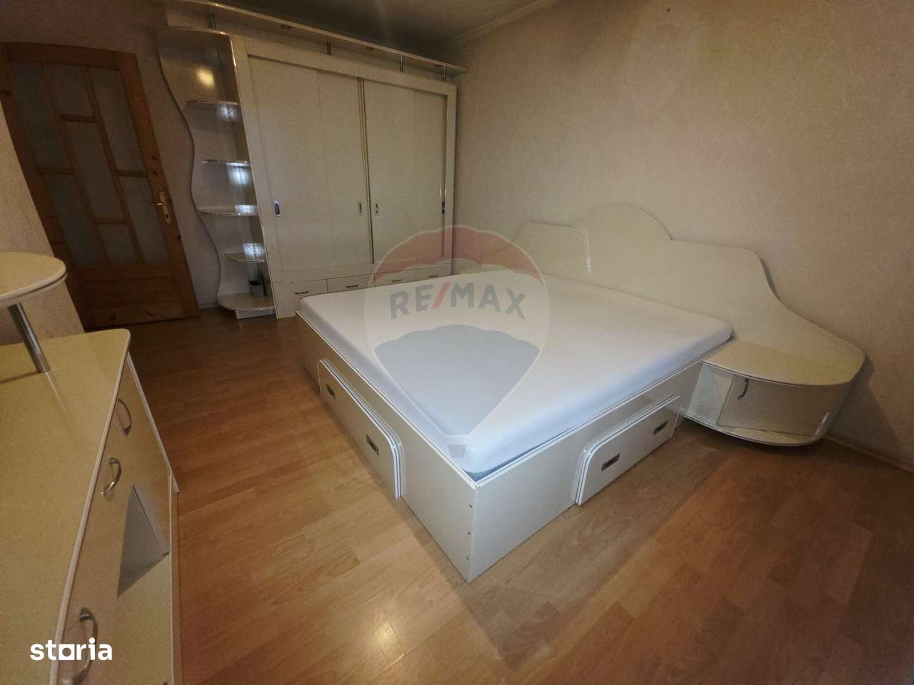 Apartament cu 4 camere de vânzare în zona Calea Romanului-13