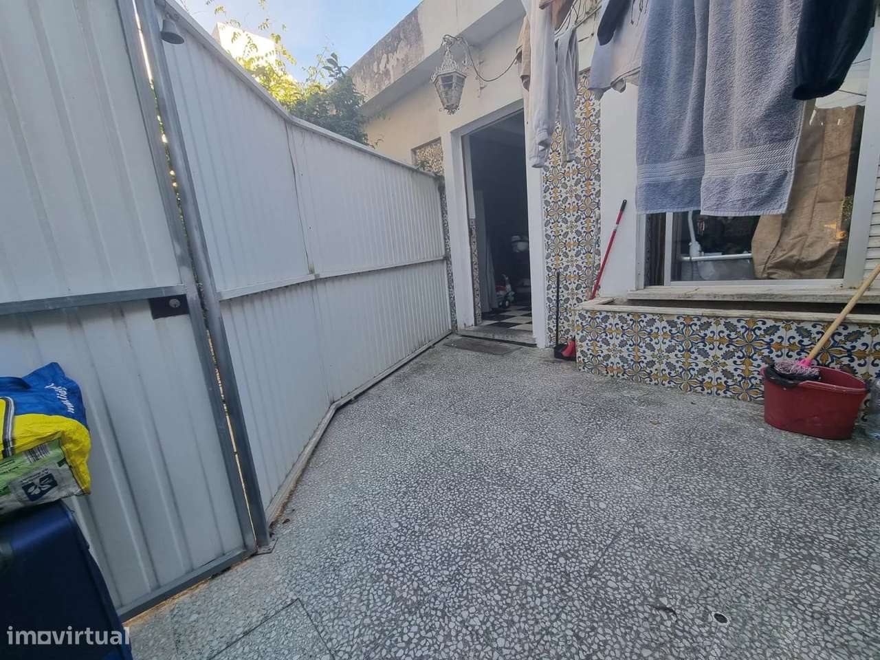 Prédio com 3 apartamentos T2, com Terraço e Jardim na Costa da Caparic-23