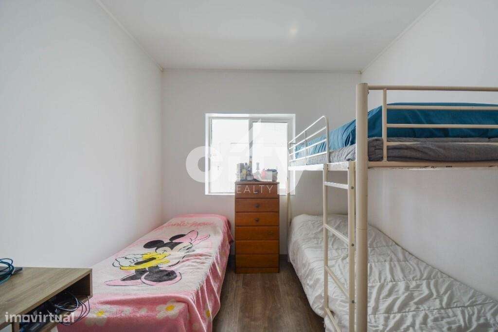 T1+1 Totalmente Remodelado com Varanda e Marquise | Pronto a Habitar |-13