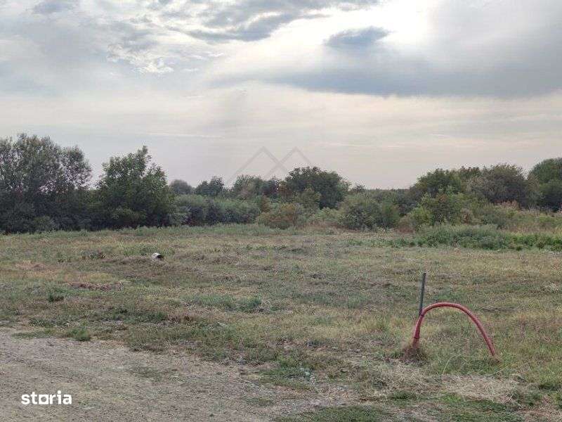 Teren pe colt in cartier nou de case locuite. Iluminat stradal. COMISI-1