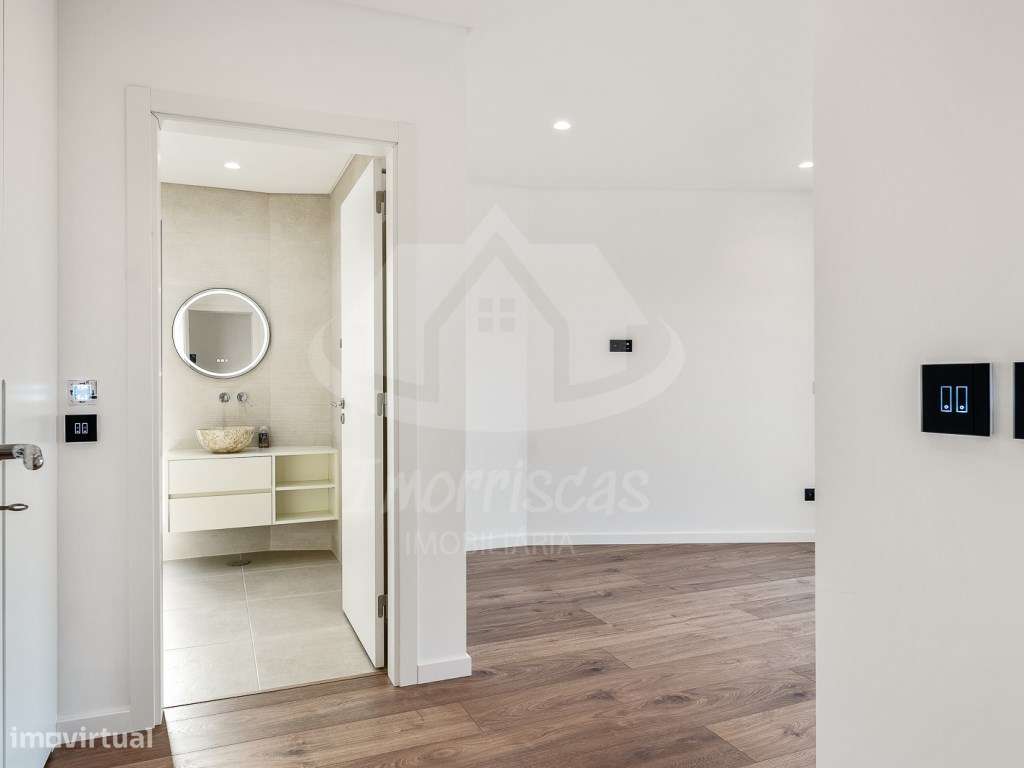 Moradia T4 com piscina e vista panorâmica em São João da Talha-22