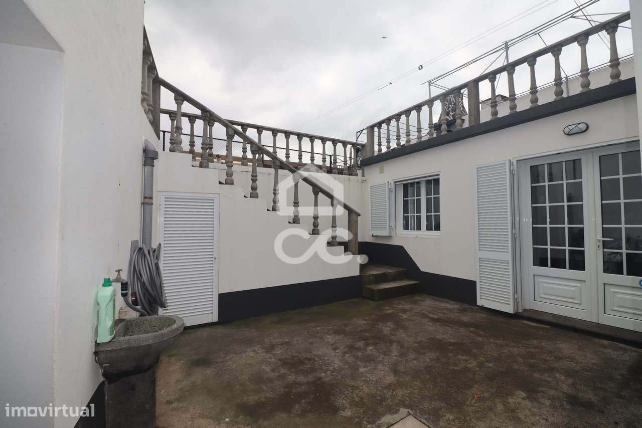 Moradia com 4 Quartos - Achadinha - Nordeste-16