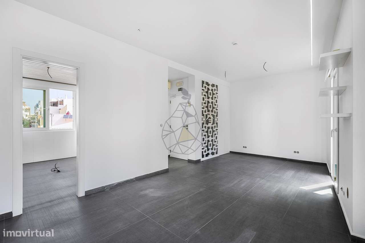 Escritório remodelado para arrendamento ao ano, com terraço e cozinha - Grande imagem: 5/32