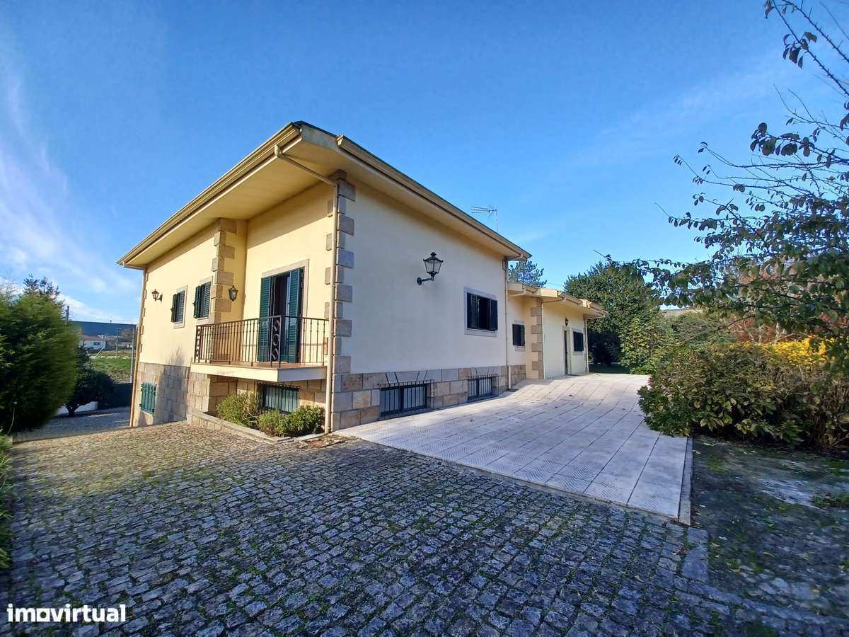 2 Casas - 2 artigos casa principal + Casinha  (Tipo T1)  em Lago-13