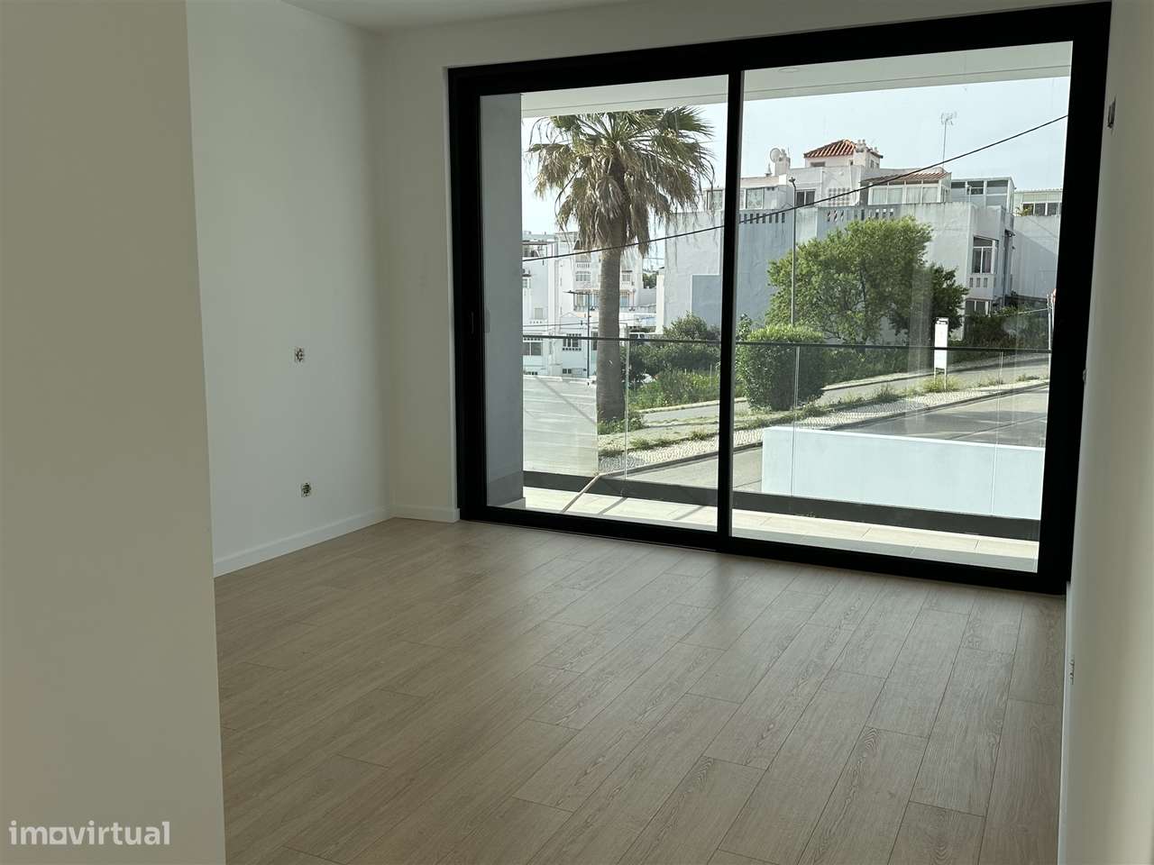 Moradia Unifamiliar de Luxo com Piscina e Jardim-24