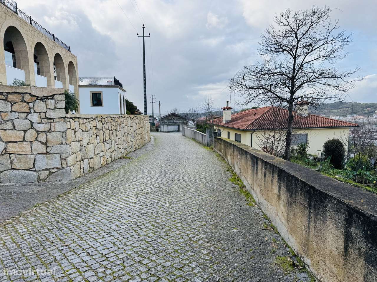 Terreno com estrutura em Braga para moradia de Gaveto-10