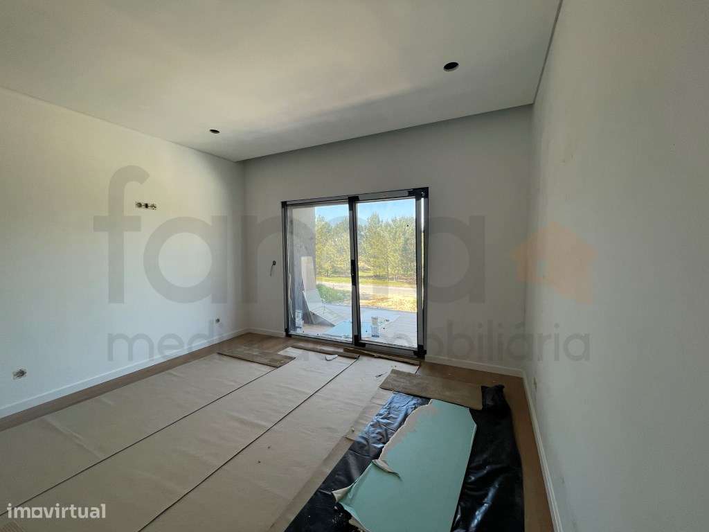 Moradia T3 com jardim e piscina em zona residencial tranquila-53