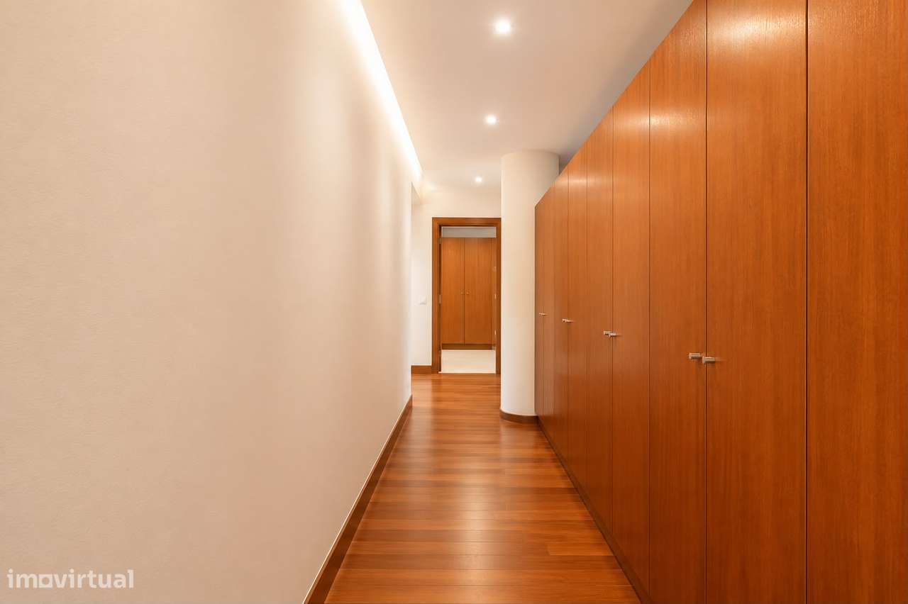 Apartamento T5 com 4 casas de banho e garagem-6