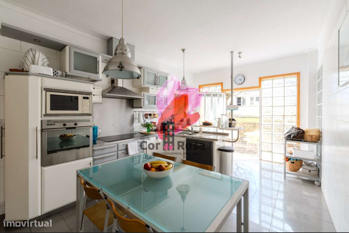 Casa Independente T4 + 2 com Piscina em Localização Privilegiada-17