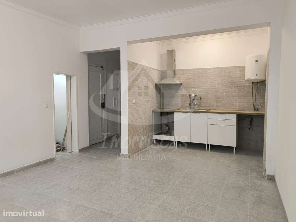 Apartamento T0 remodelado e pronto a habitar no Forte da Casa - Grande imagem: 4/25