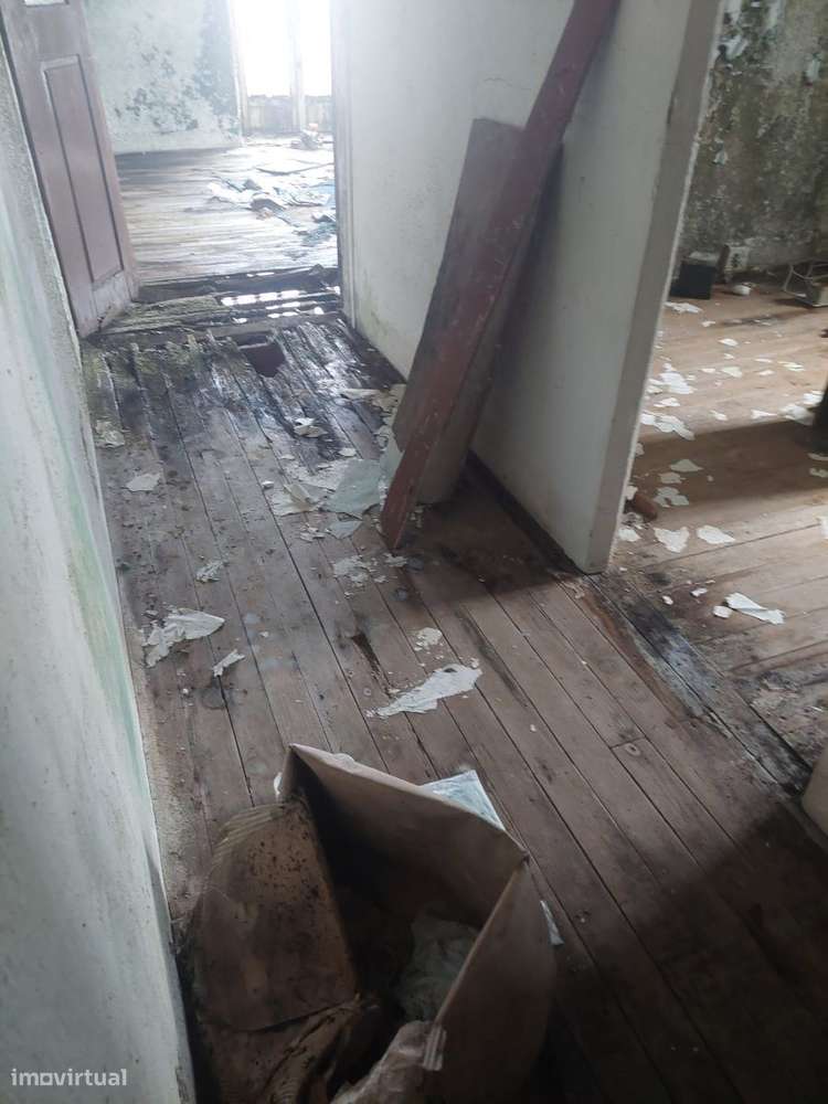 Moradia t4 , interior para recuperar- toda em pedra-2 gar. individuais-5