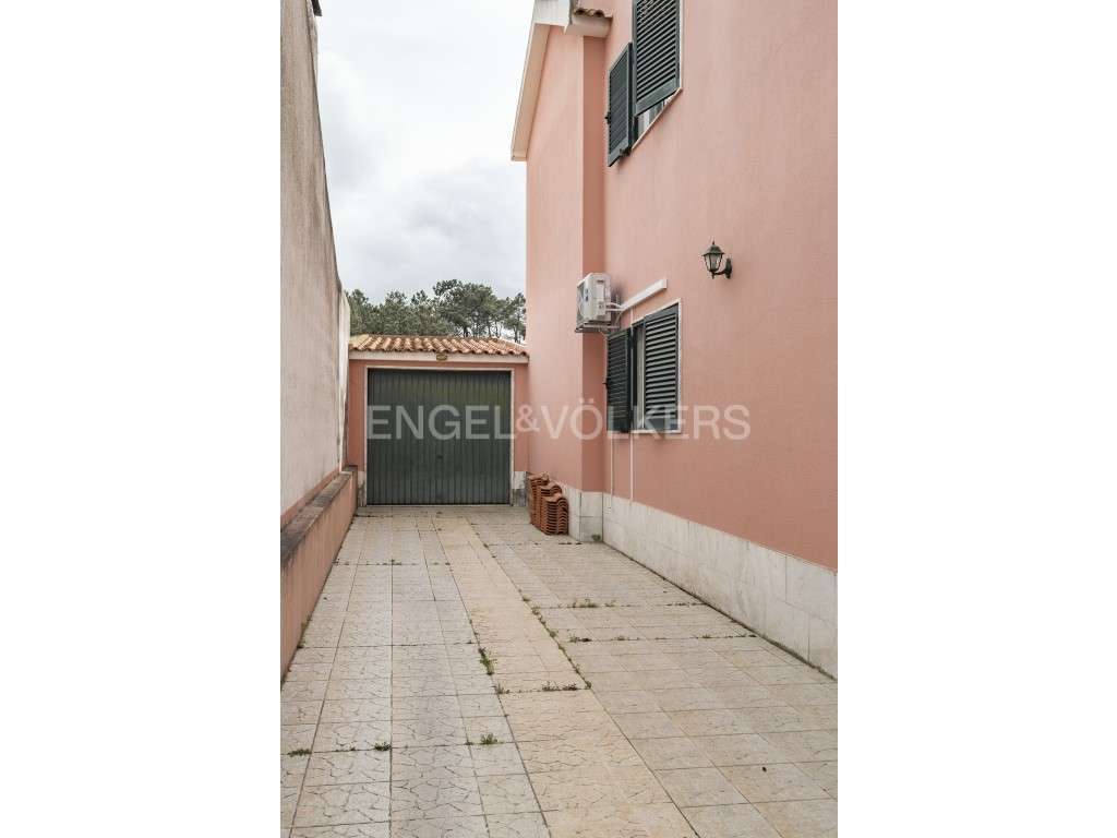 Moradia T5 com piscina em Sobreda de Caparica-31