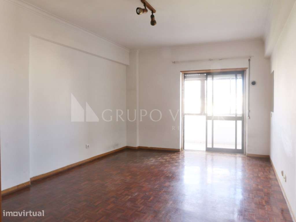 Apartamento T2 com Arrecadação, em Mem Martins-8