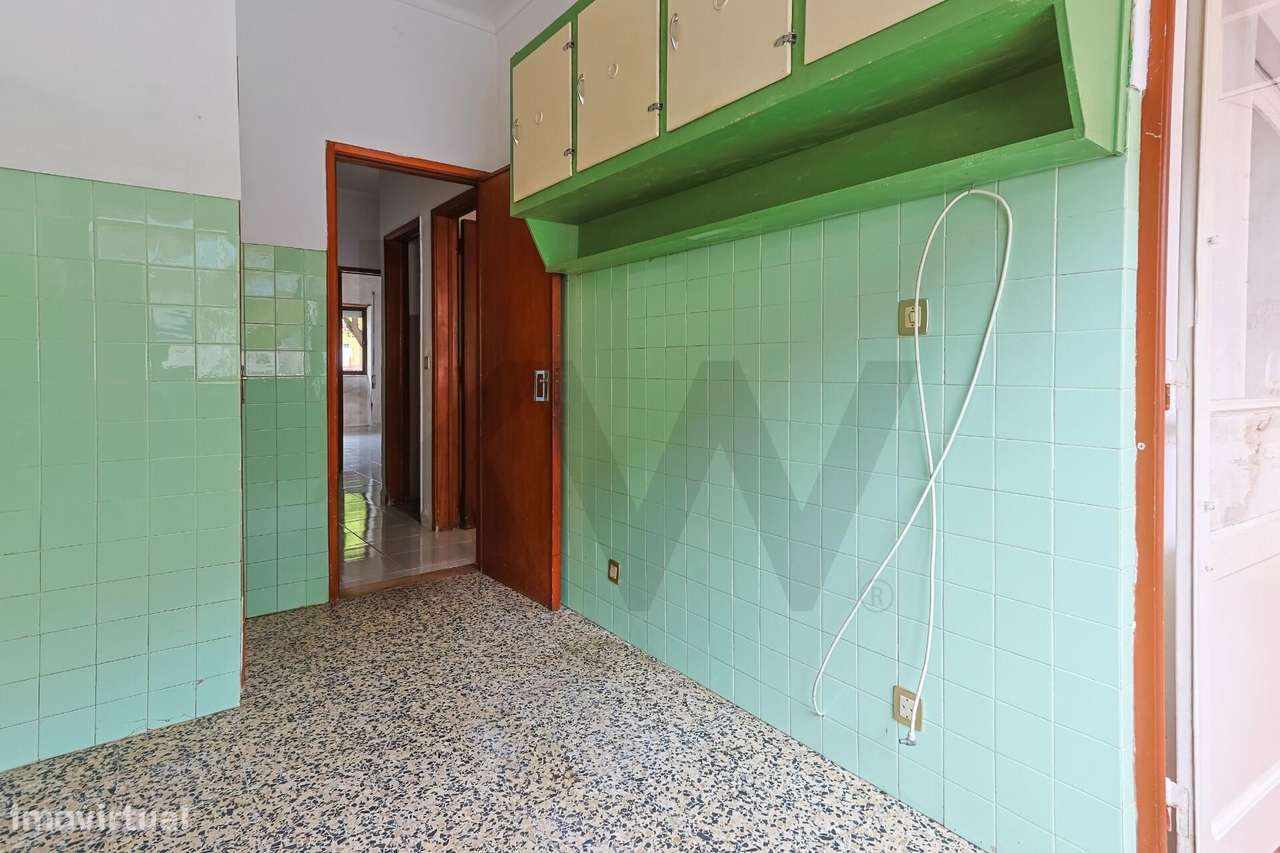 Apartamento T2 para Recuperar – Rua Júlia Franco, Barreiro! - Grande imagem: 4/18