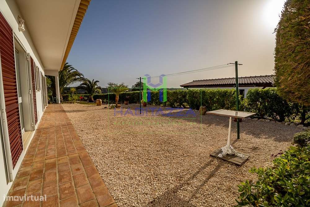 Fantástica Moradia Térrea T3+1, com piscina, grande jardim, e garagem,-19