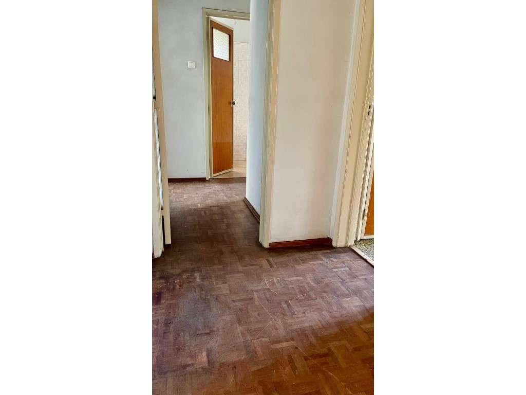 Apartamento T2 para Remodelação Total no Seixal com Logradouro - Grande imagem: 5/9