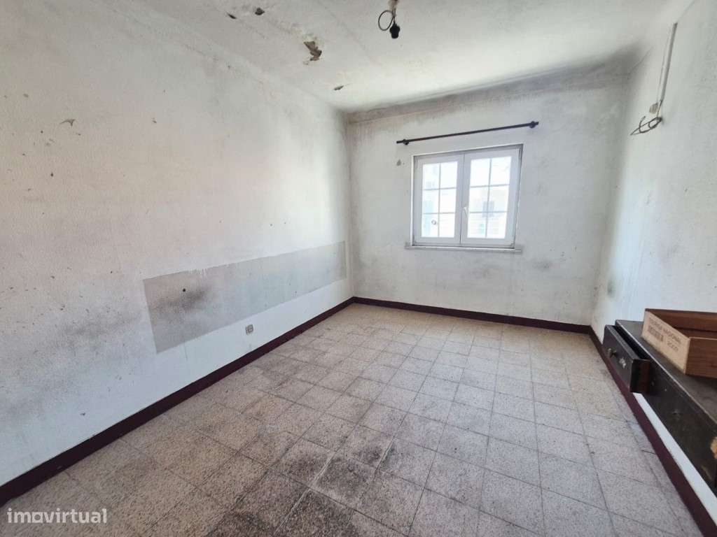 Edifício no centro de Milfontes-27