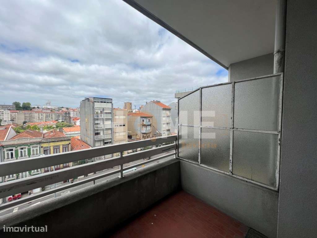 Apartamento T3+1, com varanda à Av. Fernão de Magalhães- Bonfim- Porto-3
