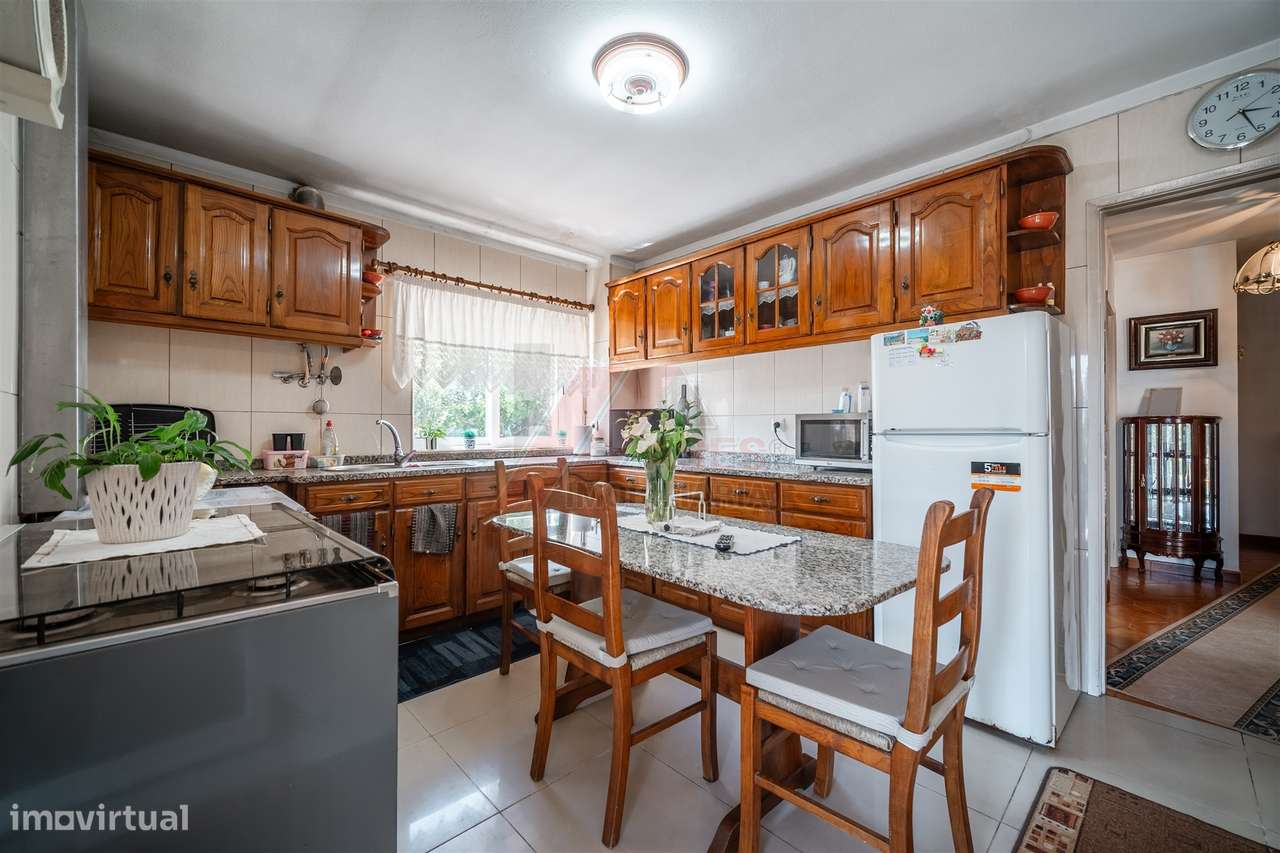 Moradia Espaçosa com 3 Habitações Independentes, Garagens e Terreno –-38