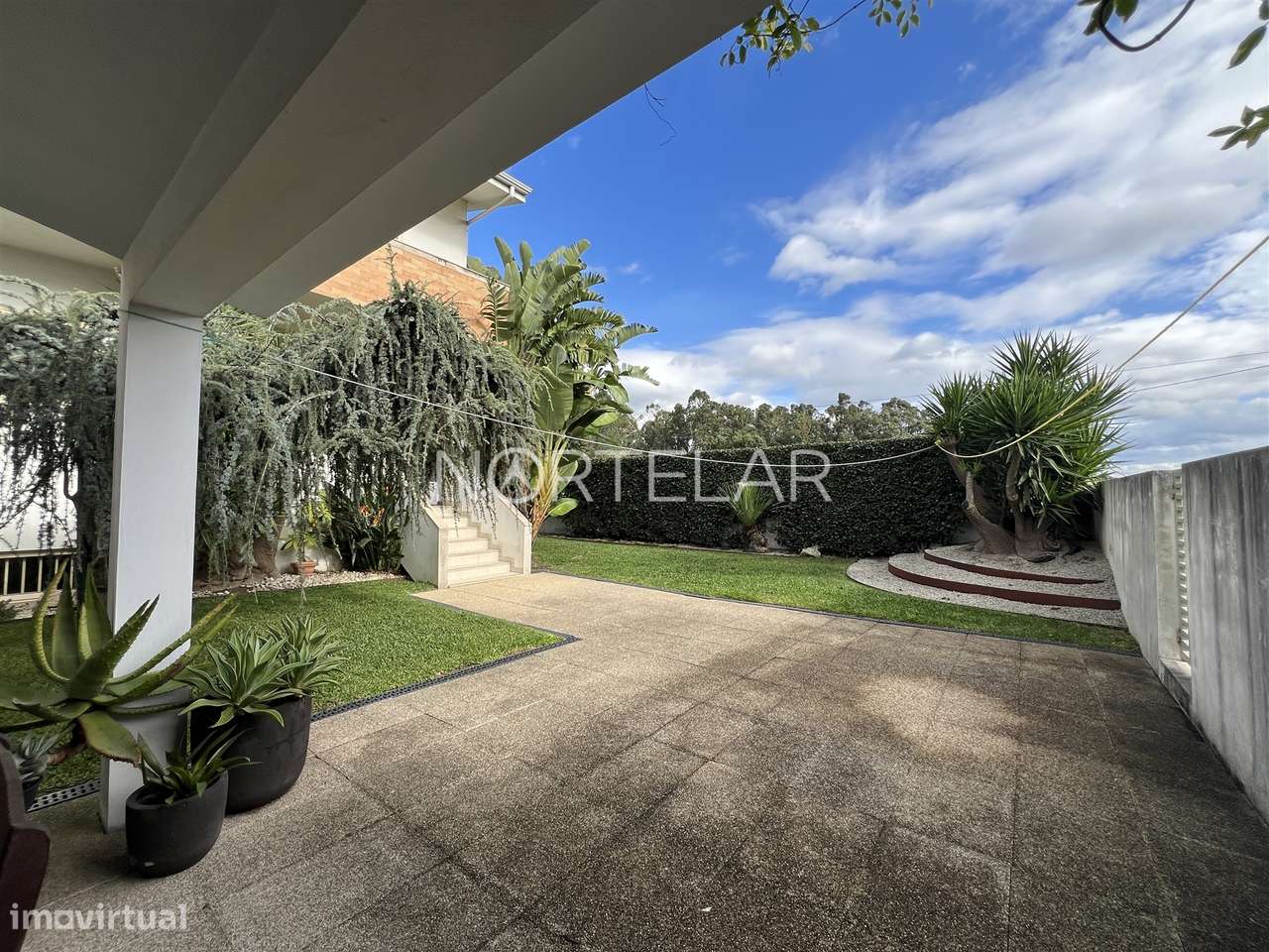 Moradia T3 com jardim e 3 frentes em Famalicão-40