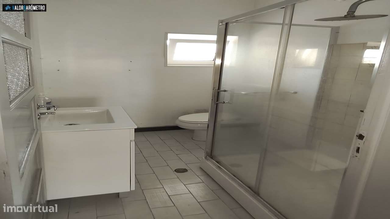 Prédio T5 com logradouro e arrumos-12