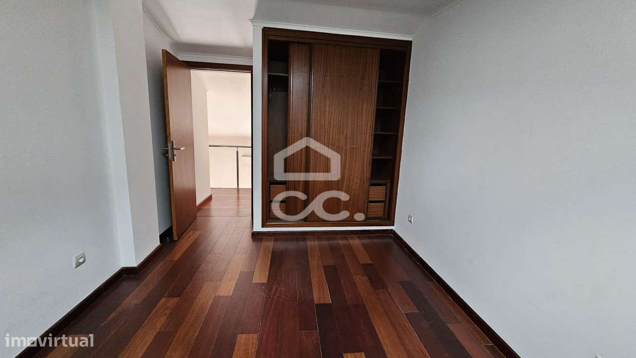 Andar de moradia V3 com terraço, localizada perto da biblioteca-19