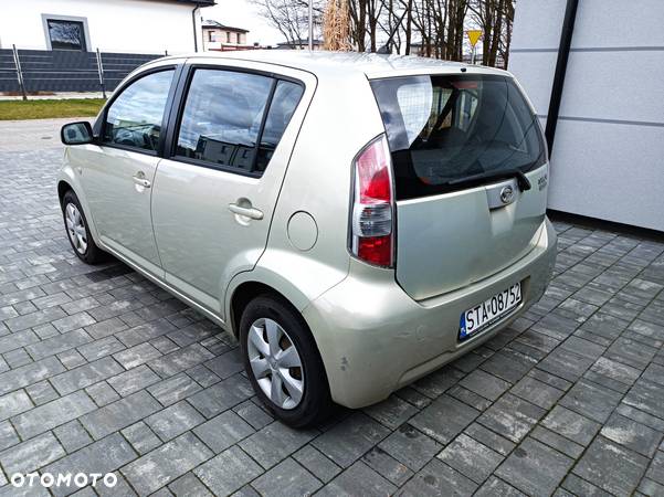 Daihatsu Sirion 1.0 - 10