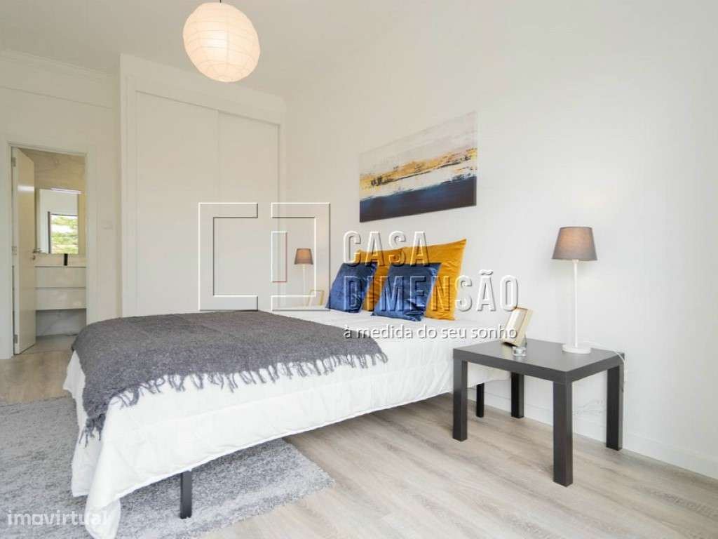 Apartamento de tipologia T3 com varandas em Benfica!!-24