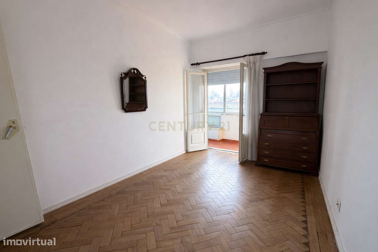 Apartamento T2 com Marquise e Excelente Potencial | Damaia de Cima – A-20