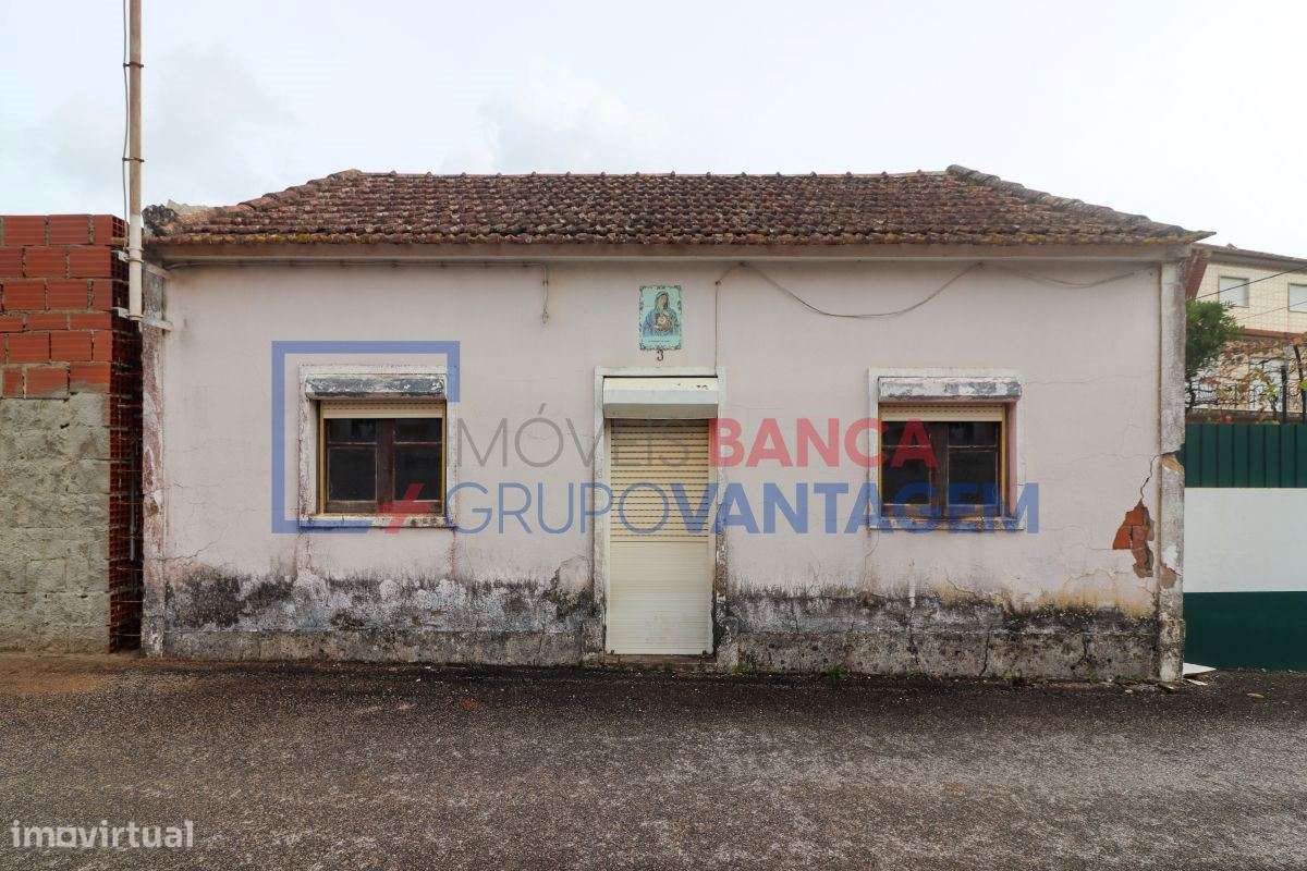 Moradia T2 para recuperar no Cercal - Cadaval - Grande imagem: 1/29