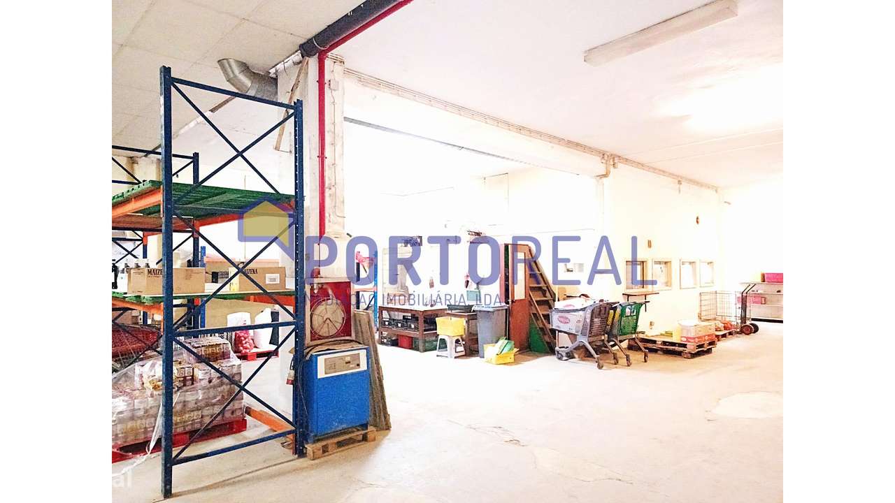 Armazém 2 entradas na Rua Zambeze- Porto-12