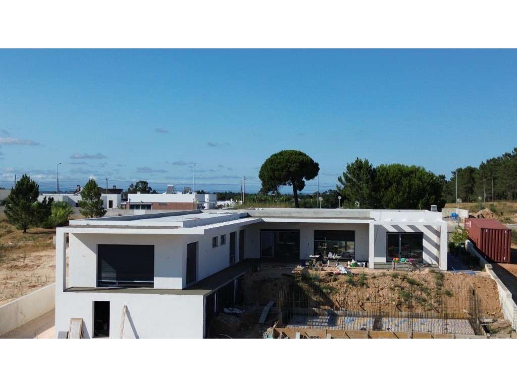 MORADIA T4 TÉRREA A ESTREAR - CASAIS DOS BRITOS - AZAMBUJA-11