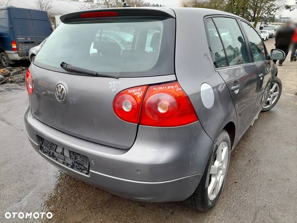 VW GOLF V LAMPA PRAWY TYŁ PRAWA TYLNIA BŁOTNIK Z BŁOTNIKA - 21