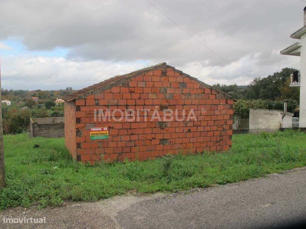 Terreno e telheiro situado na aldeia de Percelada. - Grande imagem: 4/7