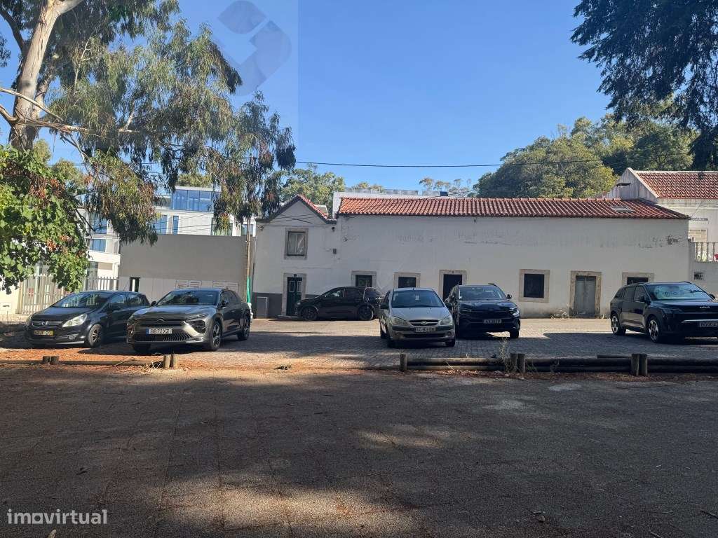 Moradia frente Monsanto, Excelente oportunidade, T2, por recuperar!-5
