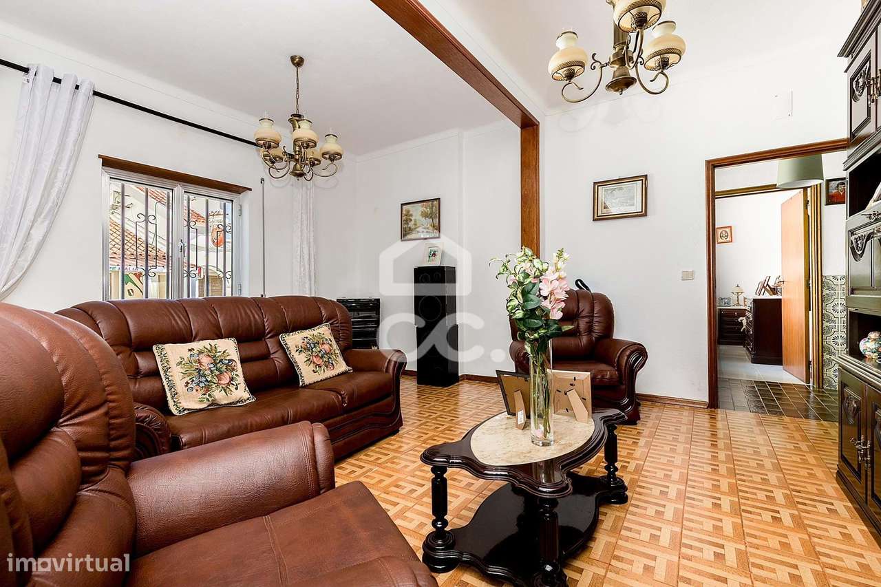 Moradia térrea com quintal, garagem e sótão, em lote de gaveto com 324 - Grande imagem: 4/54