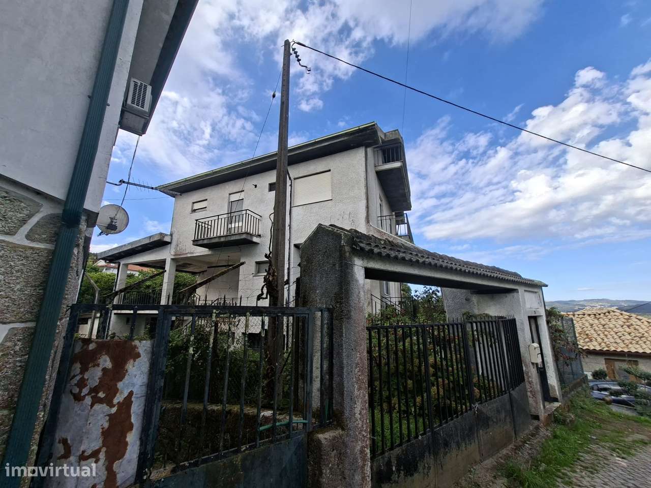 Moradia de 3 pisos com 1000m² de terreno, T3, 2 WC em Serafão, Fafe.-3
