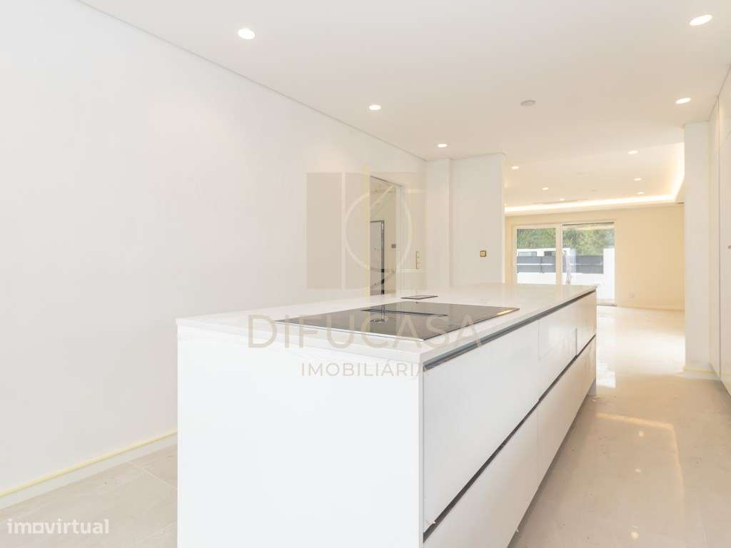 Moradia Isolada T4 c/ Piscina e Garagem-17